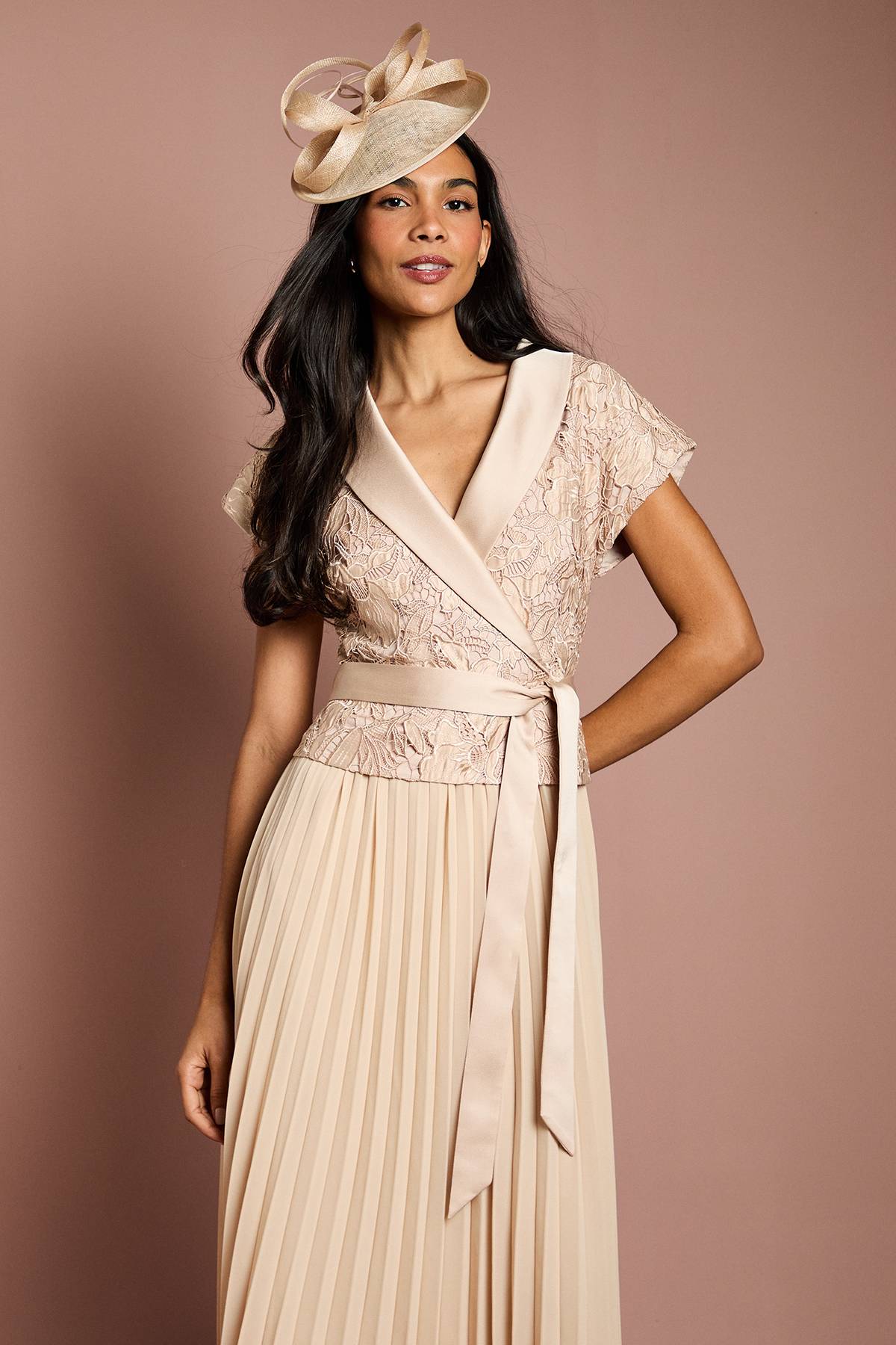 Coast Robe Midi Smoking à Plis avec Haut Cache-Cœur en Dentelle
