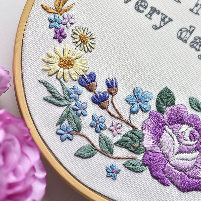 Embroidery Kingdom - DIY-borduurset met bloemen