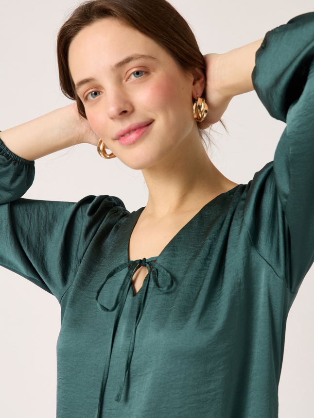 Robe courte nouée au col