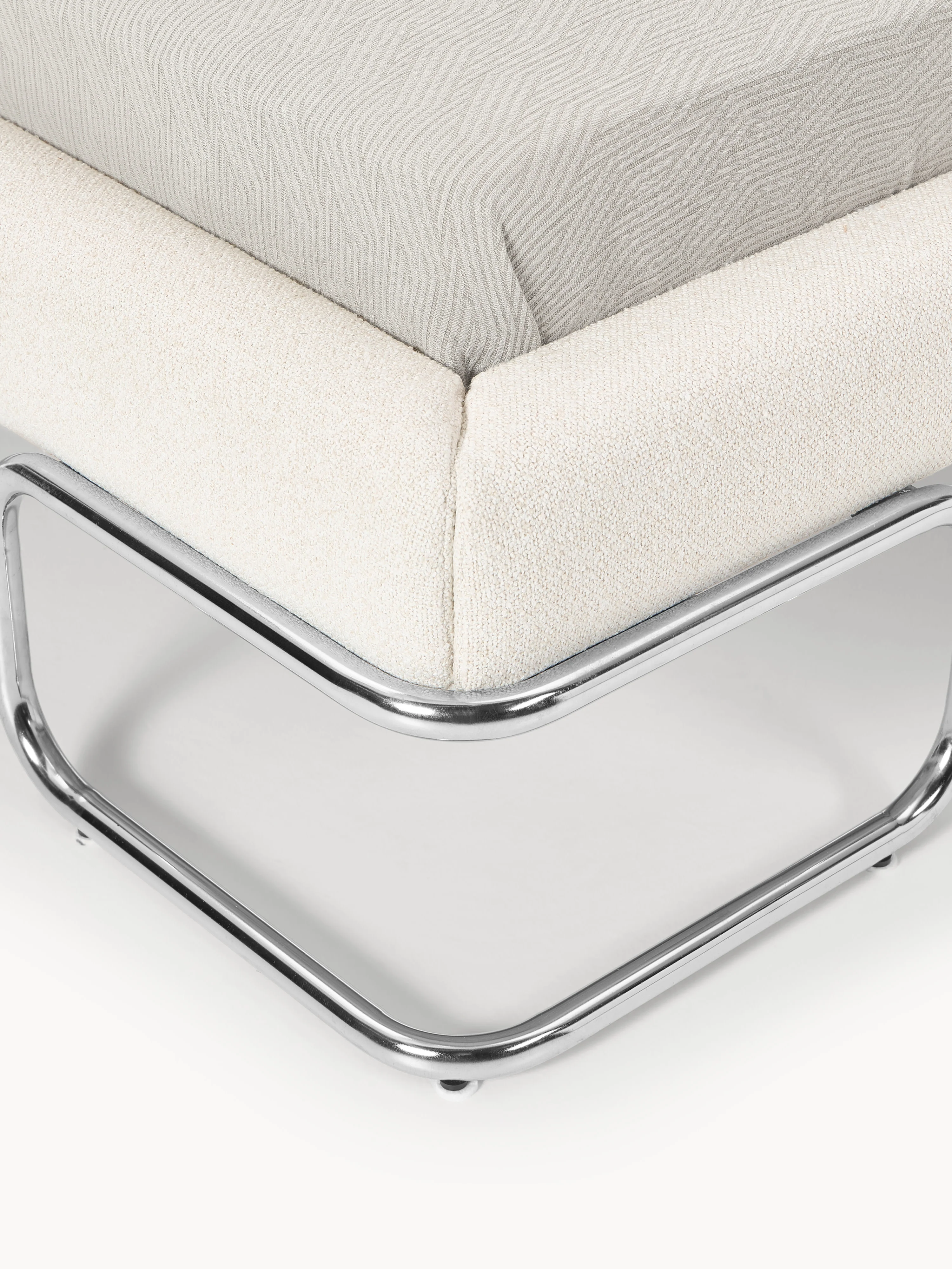 Bouclé gestoffeerd bed Olina met metalen poten