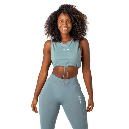 Top cropped feminino Akara, modelo slim.