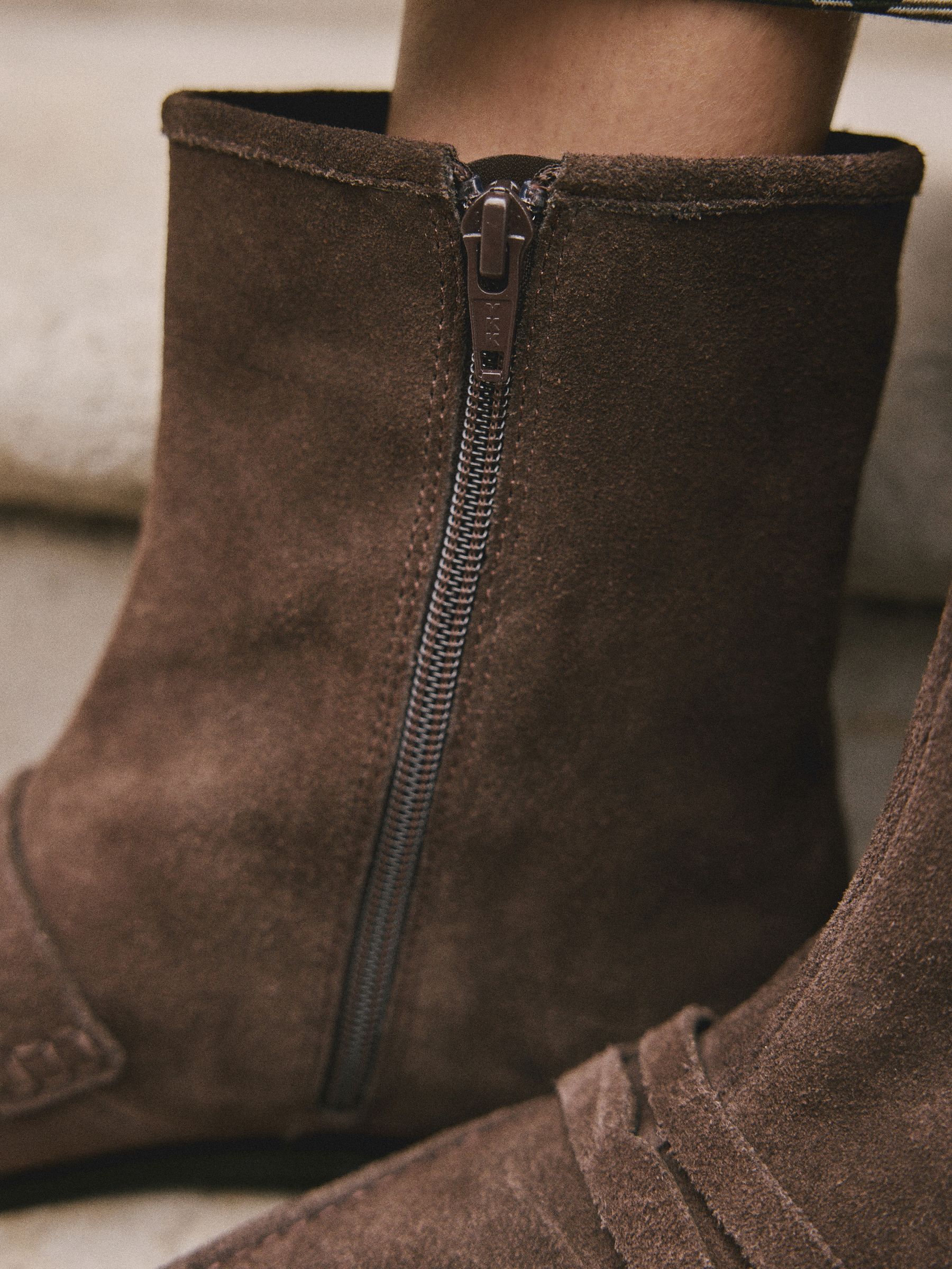 Chocoladebruin suède - Forever Comfort® enkellaarsjes in loaferstijl