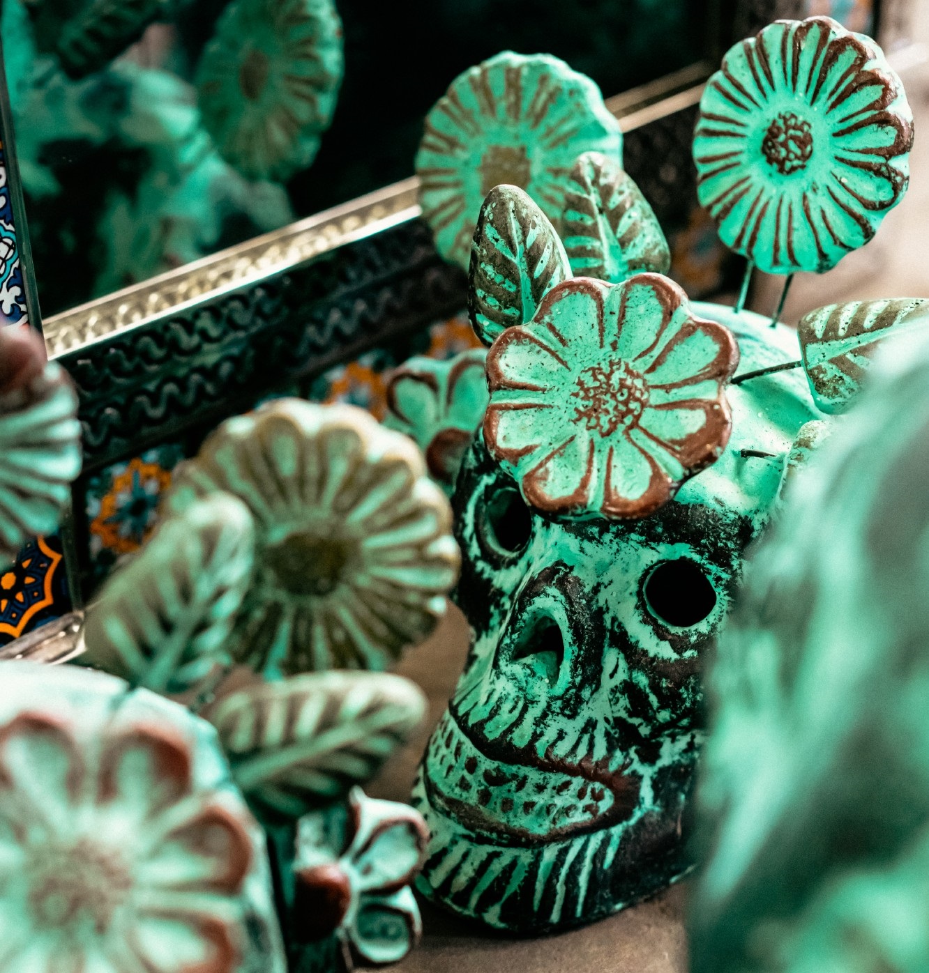 Totenkopf mit Blumen aus Terrakotta, grün, braun, H 28 cm, B 19 cm, L 23 cm von fischer's lagerhaus