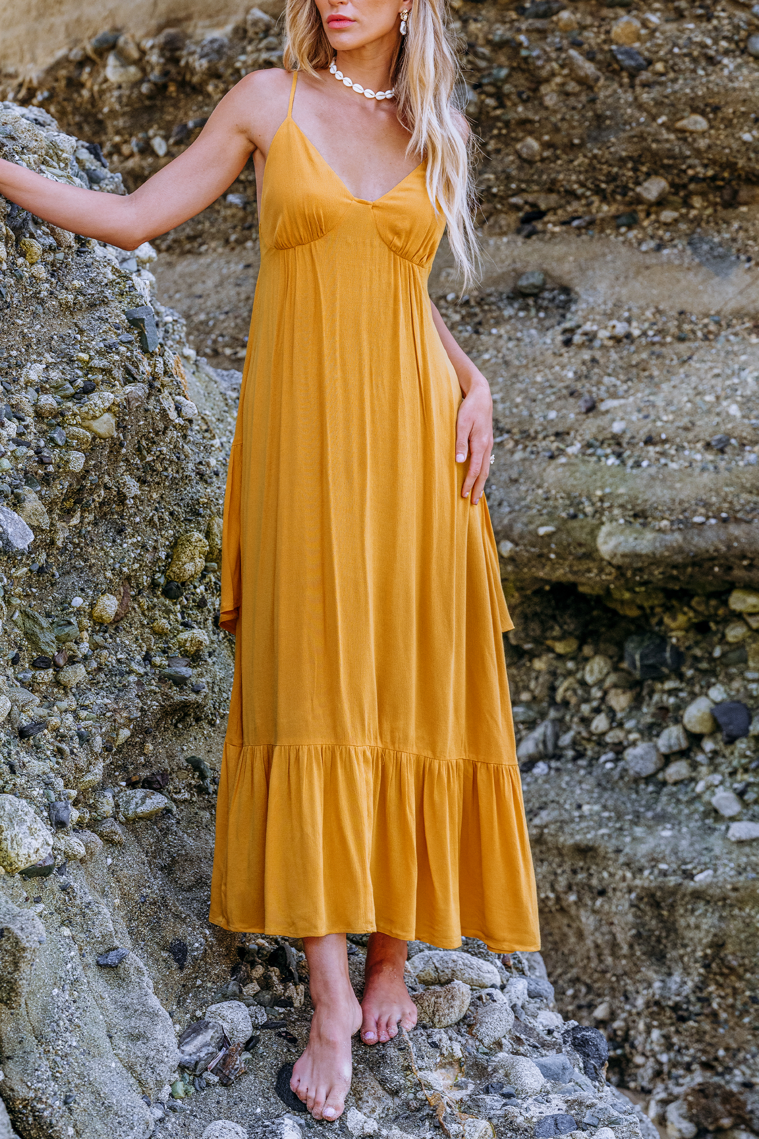 Robe maxi sans manches à col en V et ourlet à volants jaune