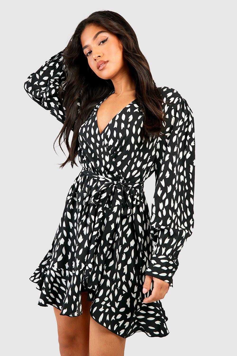 boohoo Petite robe portefeuille tissée à imprimé smudge et volant