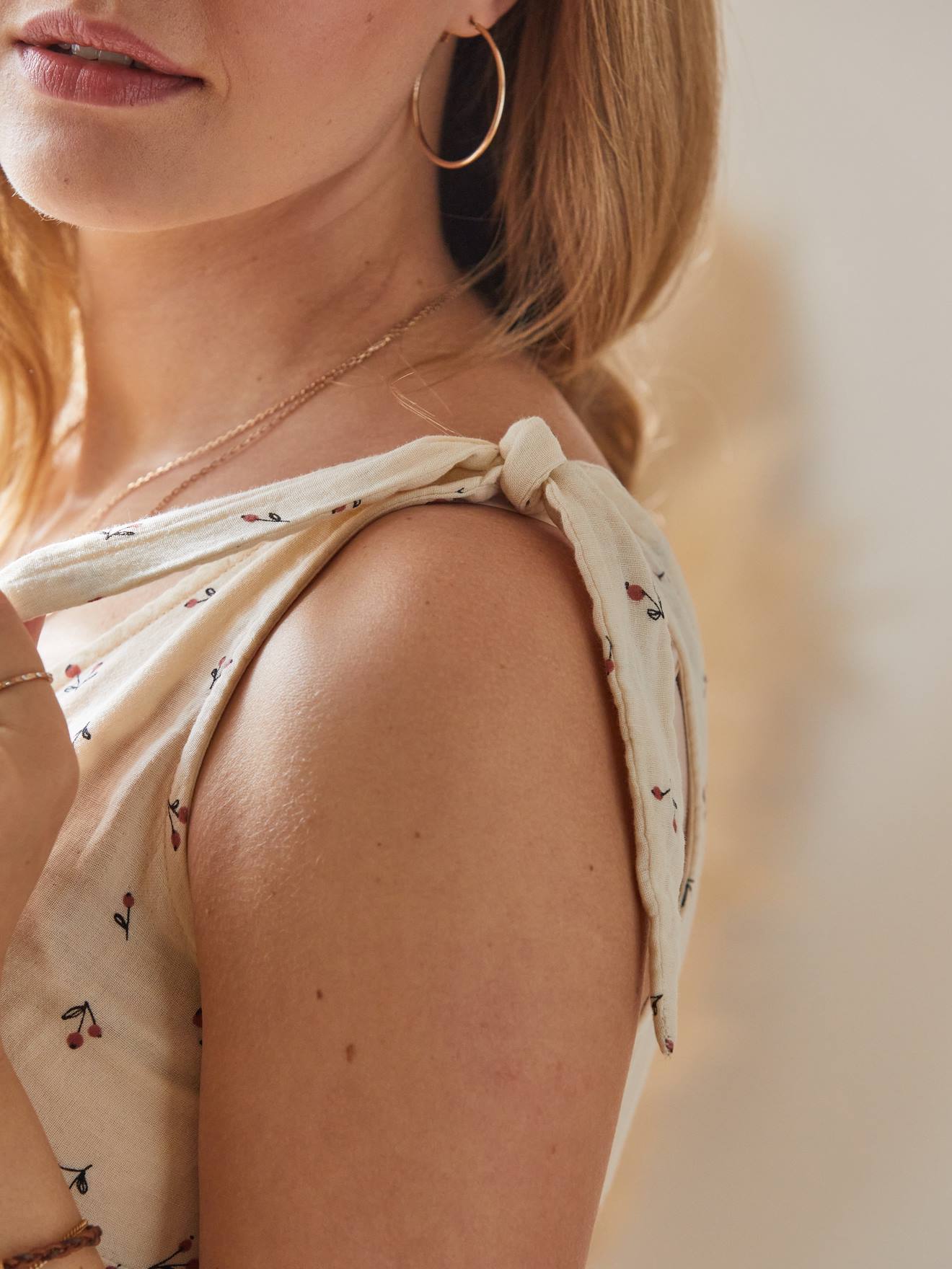 Vestido curto de chiffon de algodão, estampa bege claro, ideal para gestantes e lactantes.