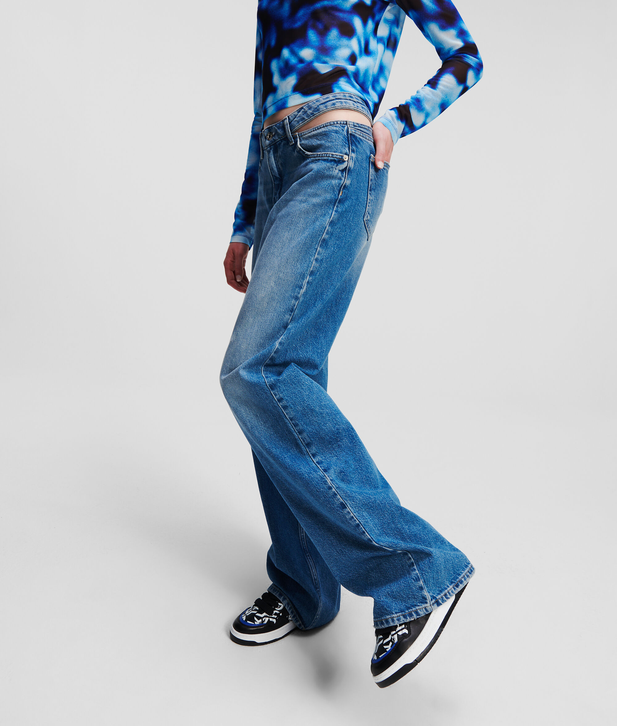 JEAN DÉCONTRACTÉ TAILLE MI-HAUTE AVEC DÉCOUPES KLJ