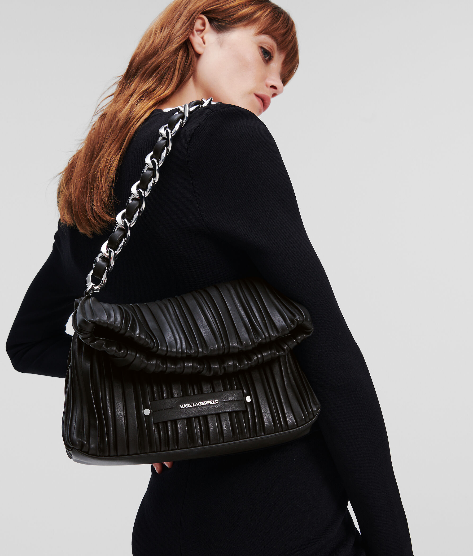 CABAS PLIÉ DE TAILLE MOYENNE AVEC ANSE CHAÎNE K/KUSHION