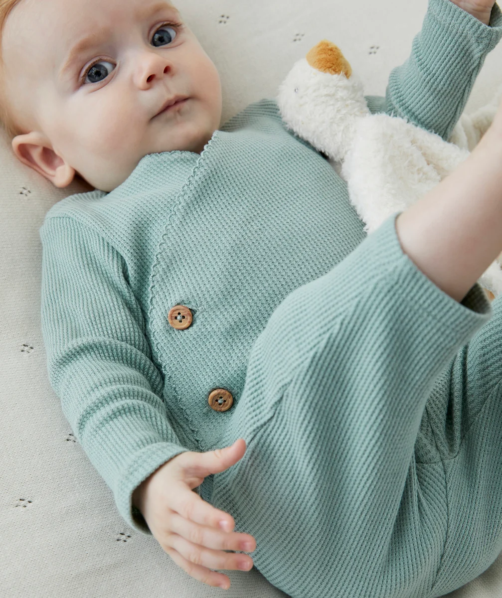 CARDIGAN CACHE-COEUR BÉBÉ EN COTON BIO NID D'ABEILLE VERT POUDRÉ