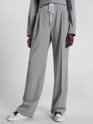 Calça de moletom com risca de giz e bordado brasão, modelagem relaxada.