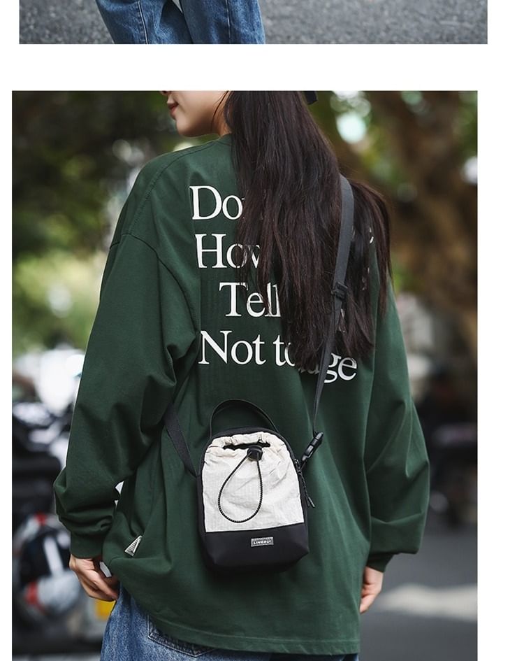 IOU - Nylon crossbodytas met trekkoordapplicatie