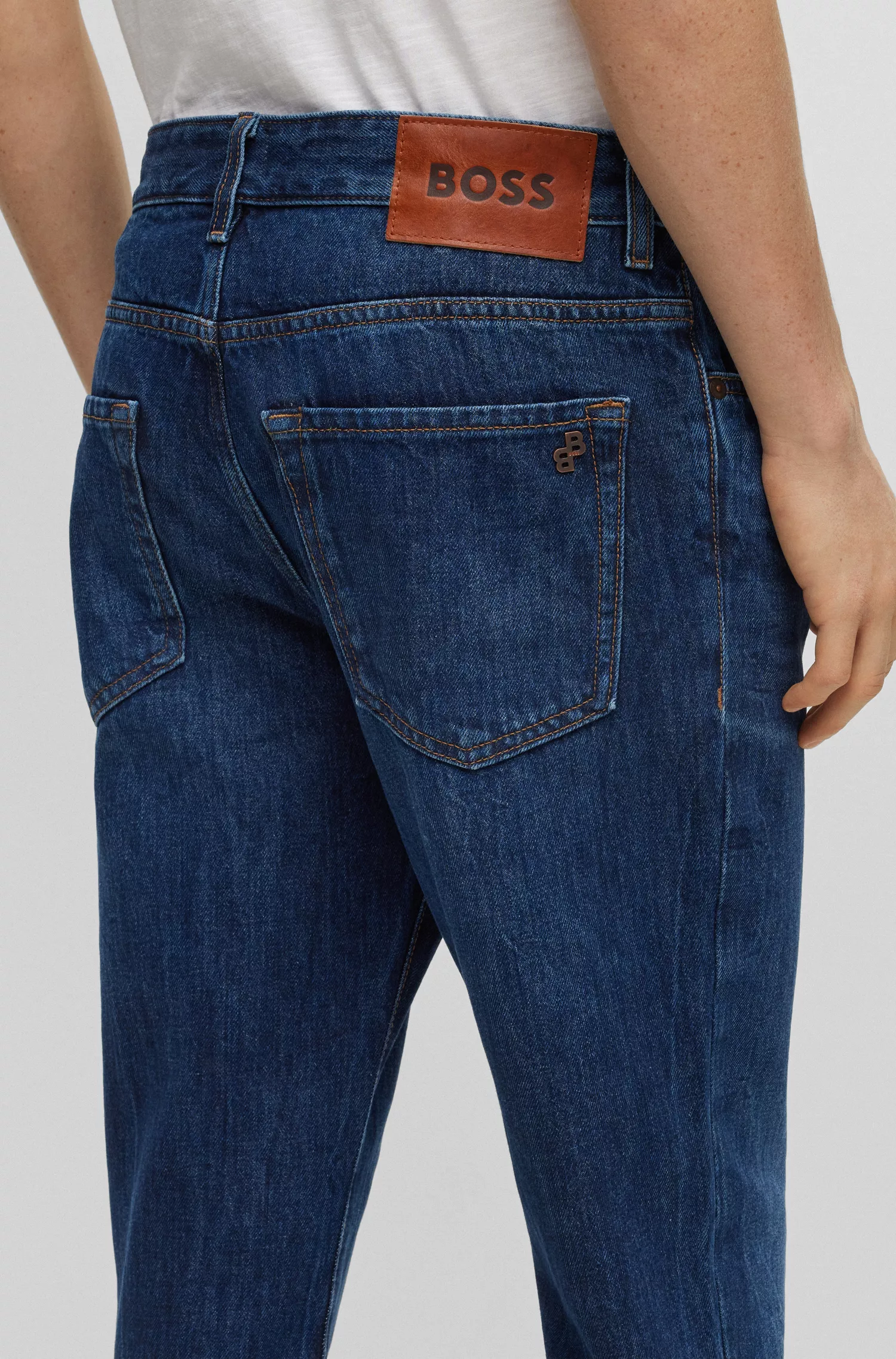 Calça jeans BOSS laranja, corte regular, em denim rígido índigo com lavagem média.