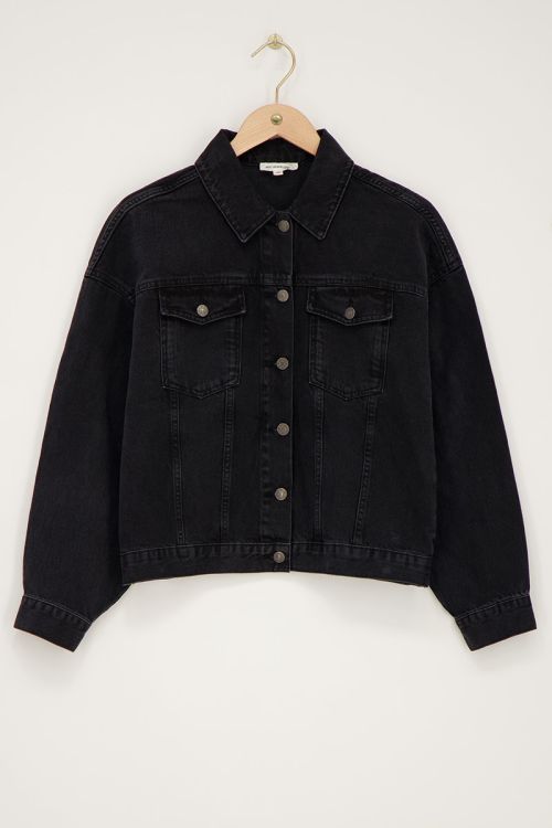 Zwarte spijkerjas met ruffles
