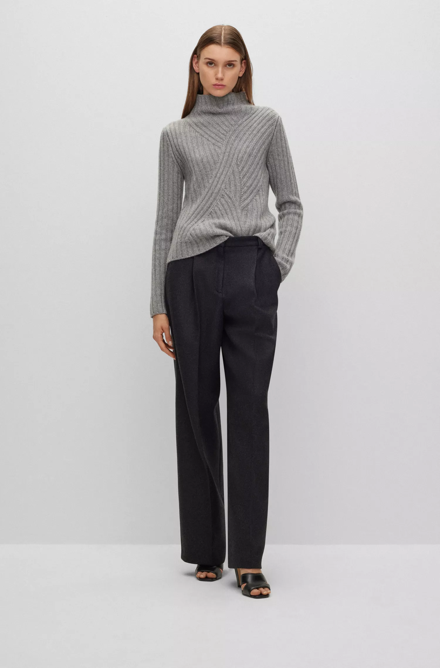 Calças BOSS pretas de corte relaxado em mistura de lã com cashmere.