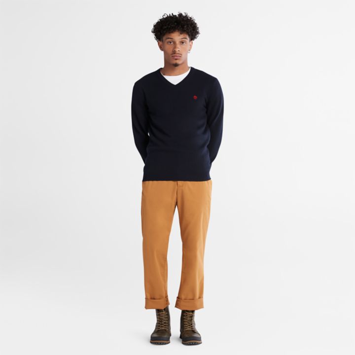 Suéter masculino Cohas Brook com decote em V na cor azul marinho.