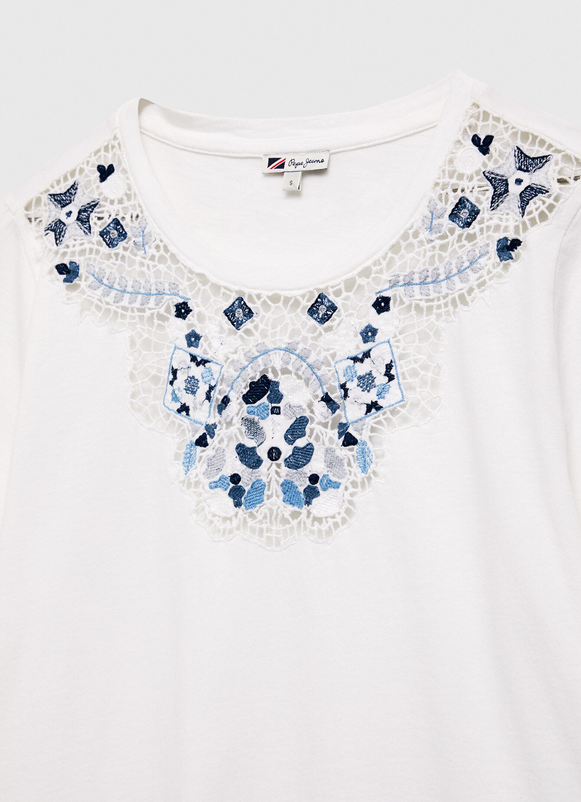 CAMISETA COM GOLA DE RENDA - branca