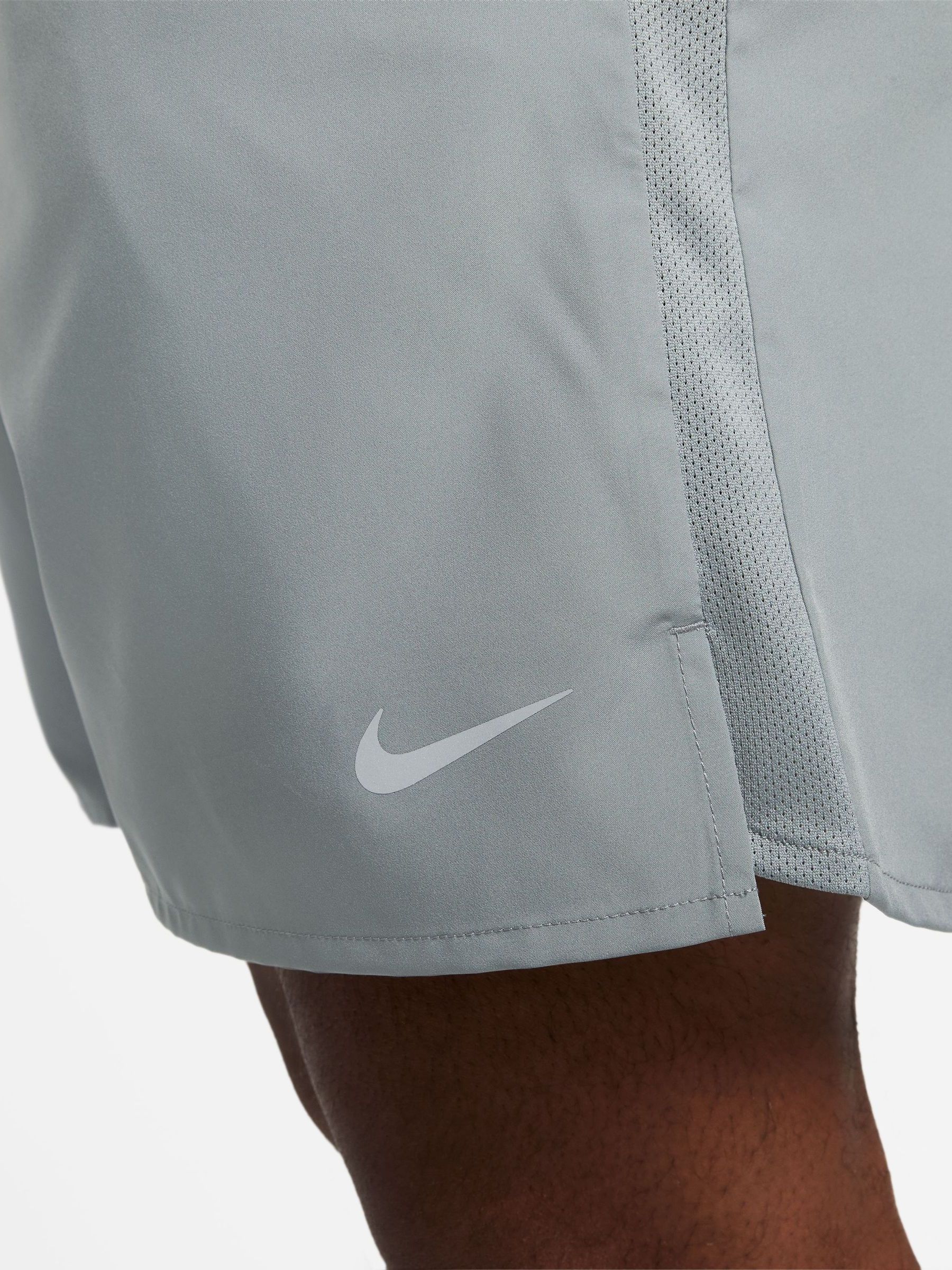 Grijs - Nike Challenger Dri-FIT hardloopshort met slipvoering