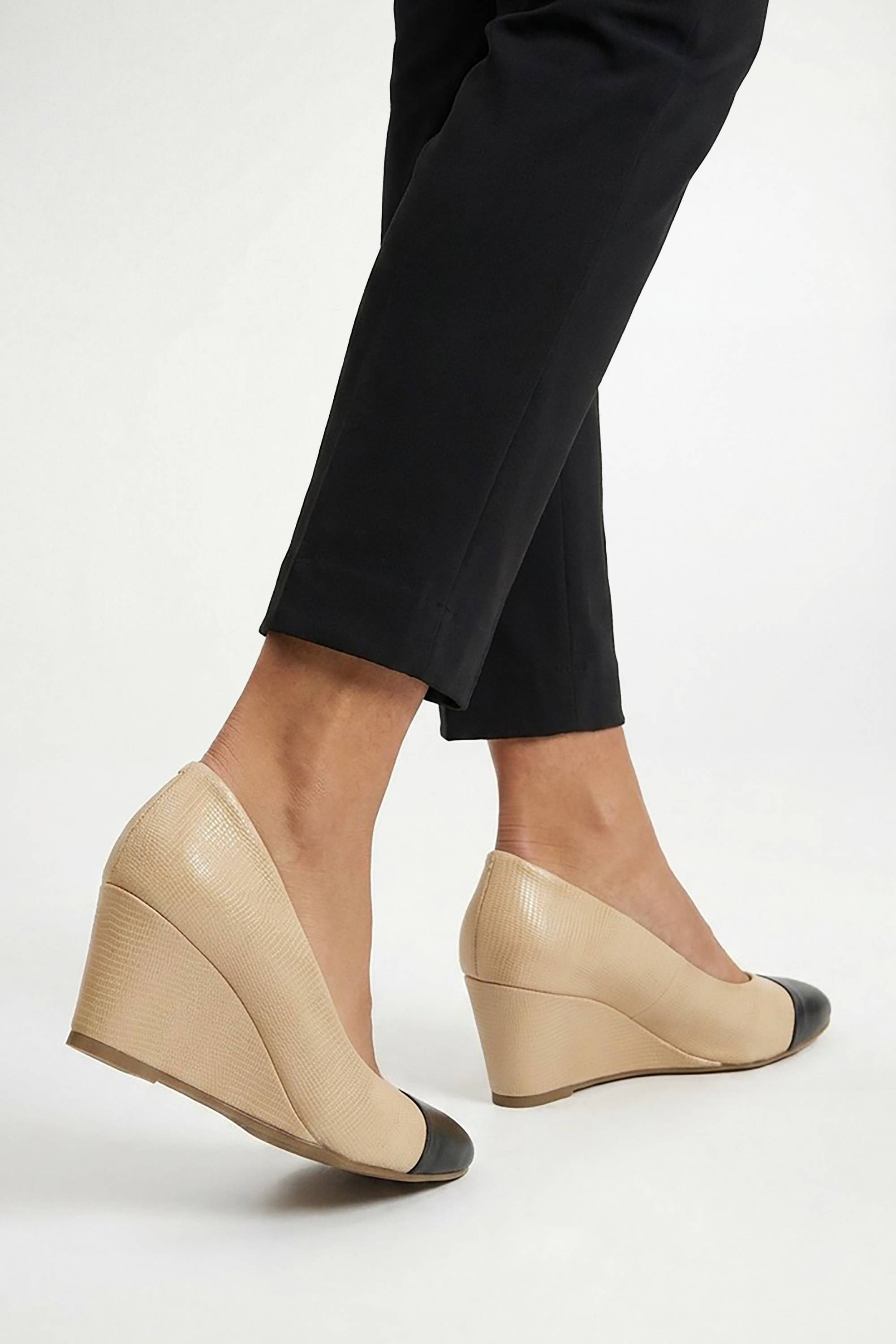 Wallis Chaussures De Ville À Bout Amande Avec Empiècement, Talon Compensé Moyen, Coupe Large