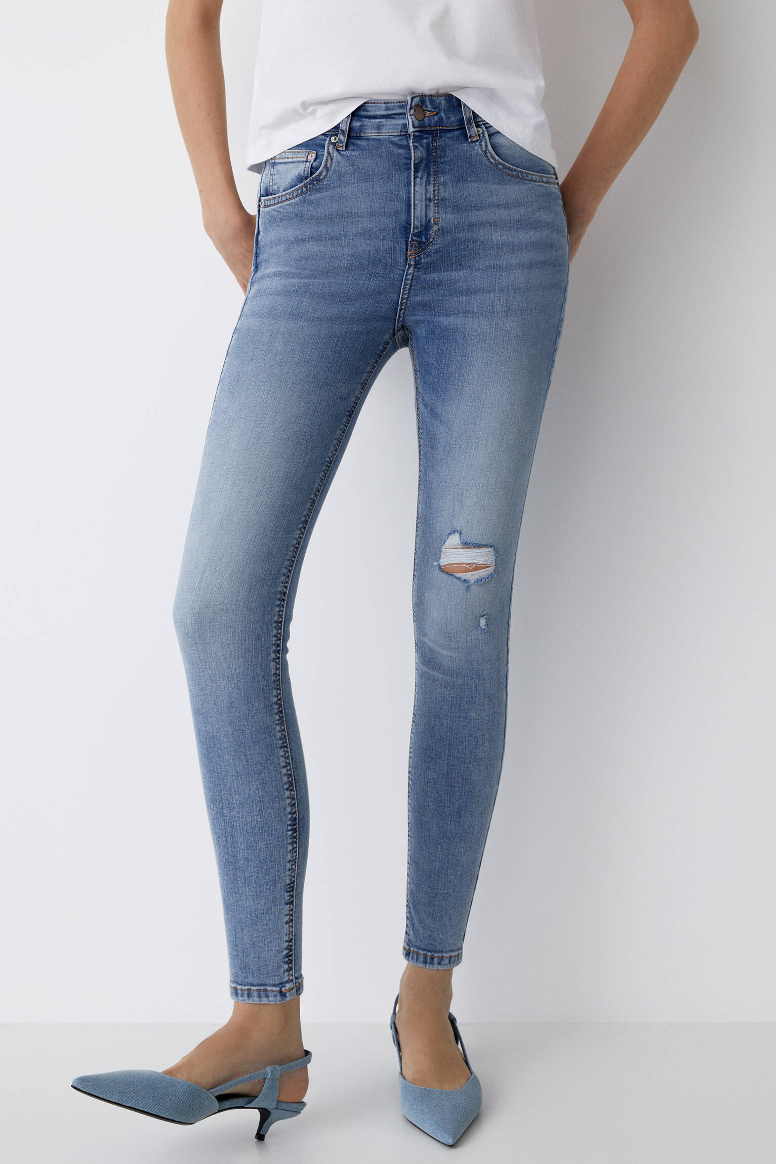 Calça jeans push-up de cintura média - azul claro