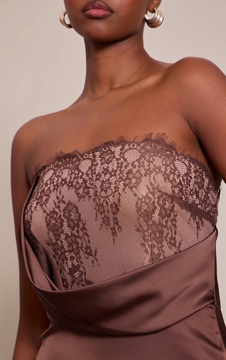 Chocolat Robe Longue En Satin Avec Détails En Dentelle