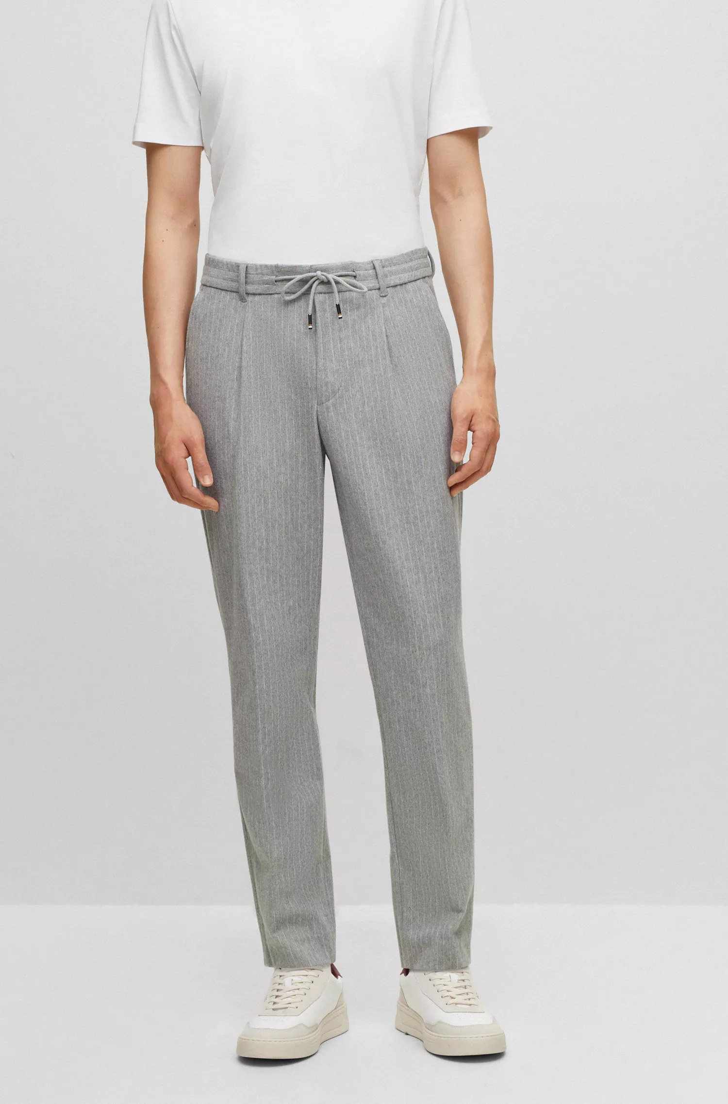 Terno BOSS preto slim fit em algodão elástico listrado.