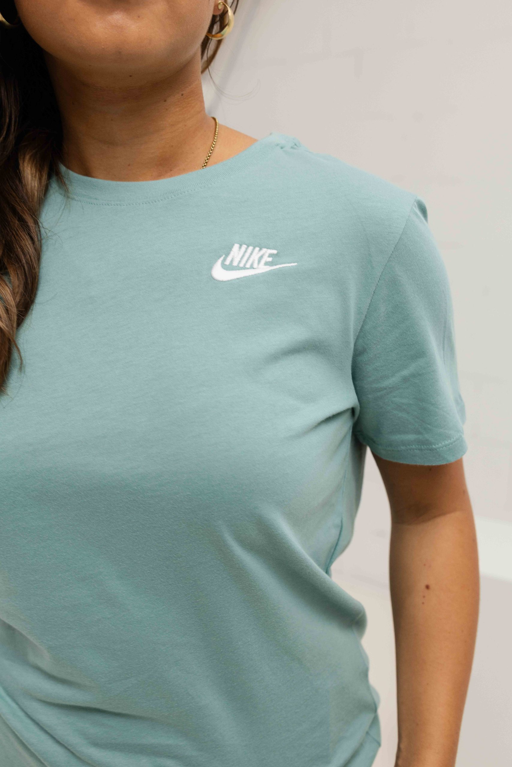 Nike Sportswear Club Essentials T-Shirt Dames Lichtgroen