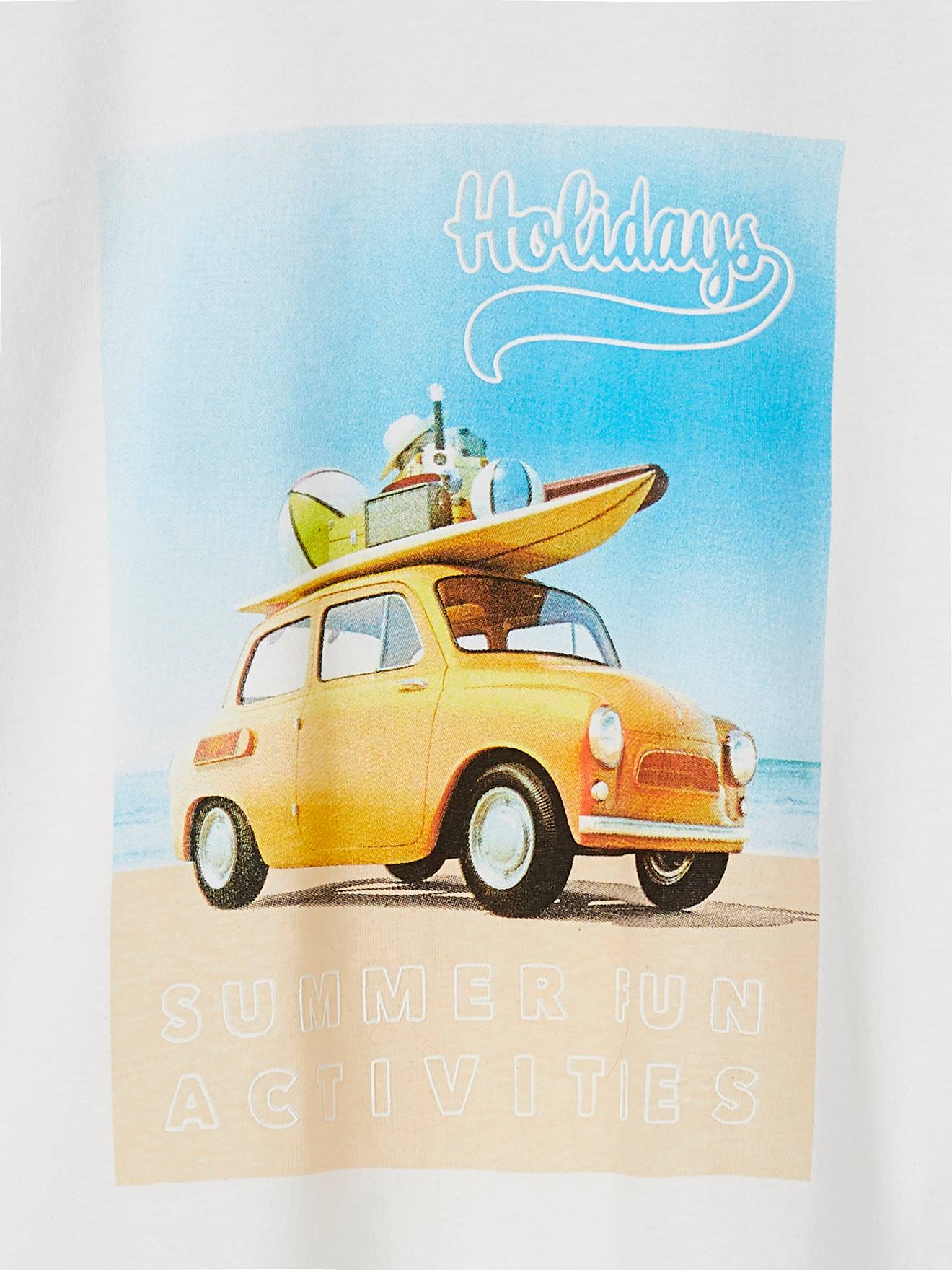 Camiseta infantil masculina com estampa de carro. Branca.