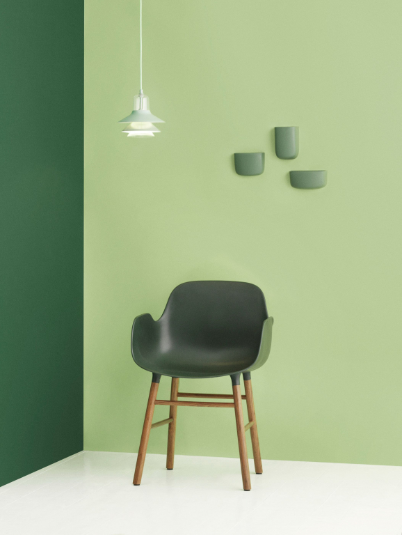 Normann Copenhagen Form Armchair stoel met eiken onderstel blauw