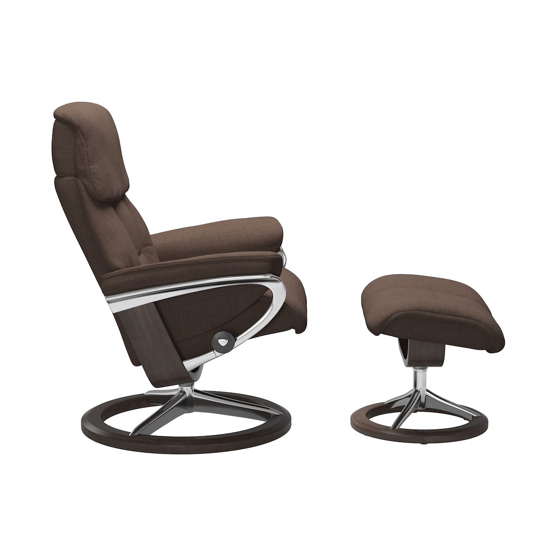 Ruby (S) Lenestol med krakk Tekstil Abelia Chocolate og Signature understell i alu og wenge