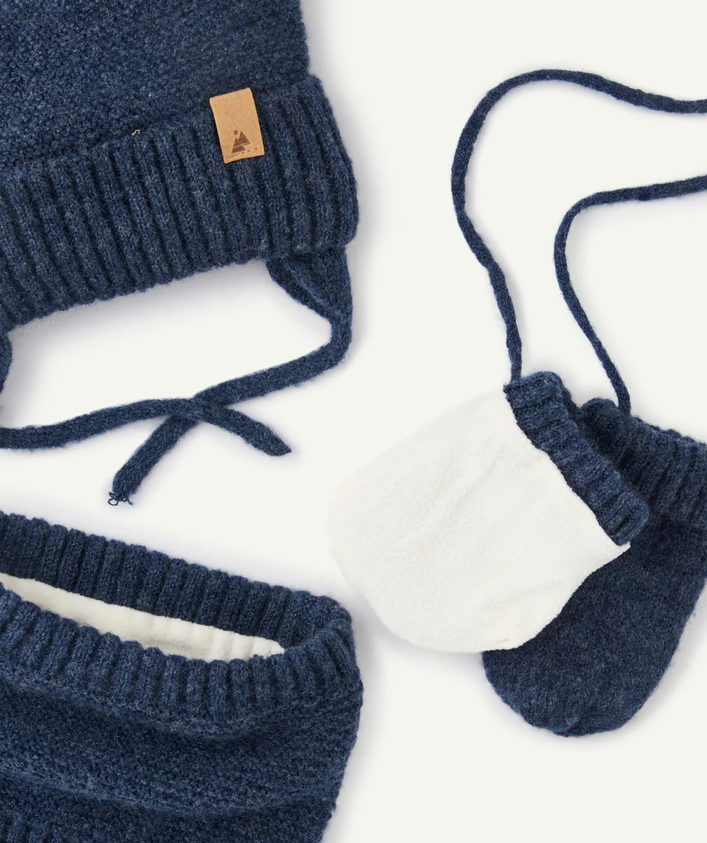 SET TRICOT BÉBÉ GARÇON EN FIBRES RECYCLÉES BLEU BONNET MOUFLES ET SNOOD