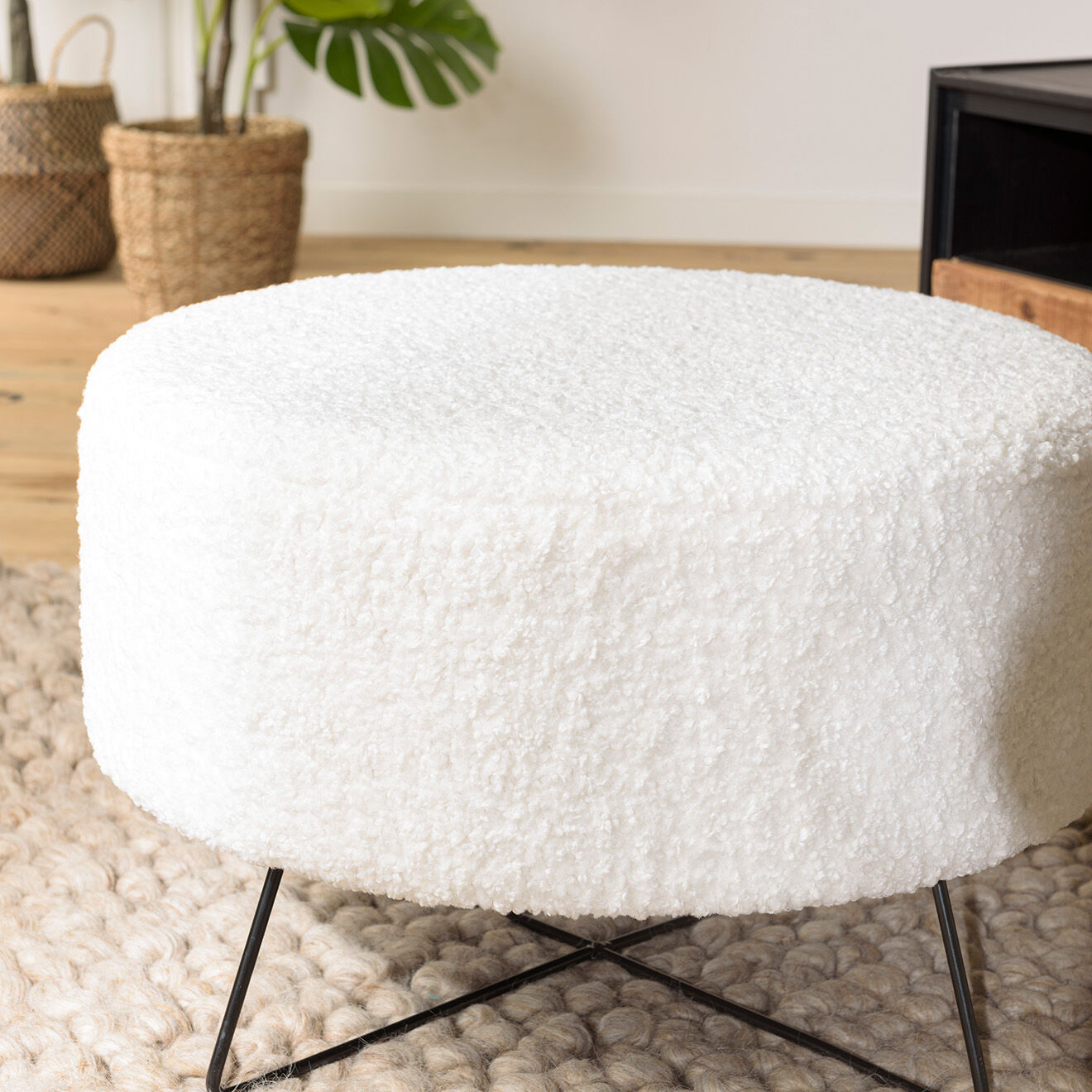 Macabane Pouf rond tissu bouclette pieds croisés Albane blanc - 55x55x35 cm