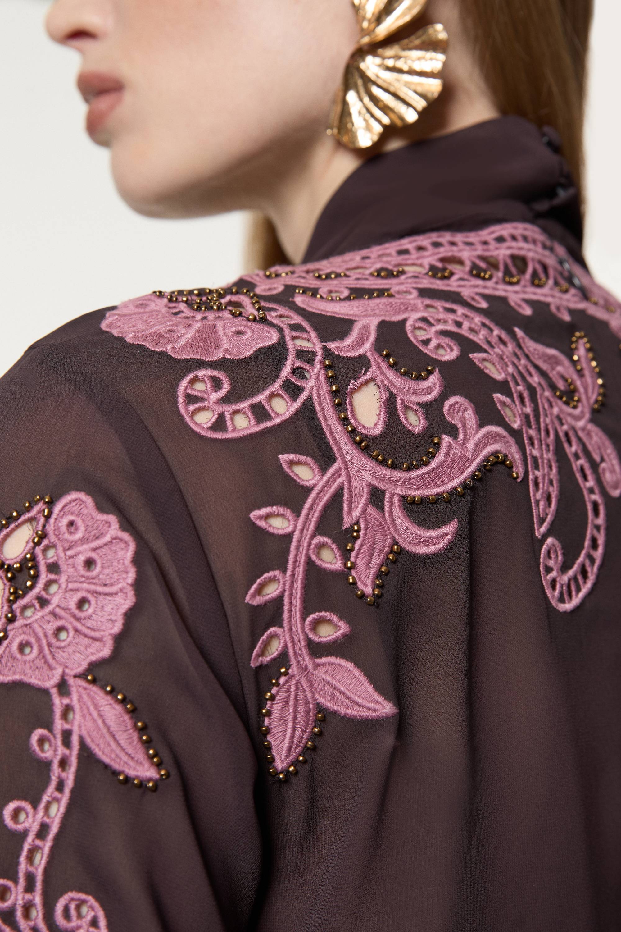 KarenMillen Chemisier long tissé en georgette aux découpes ajourées et orné de perles, avec un col noué et des manches dramatiques.