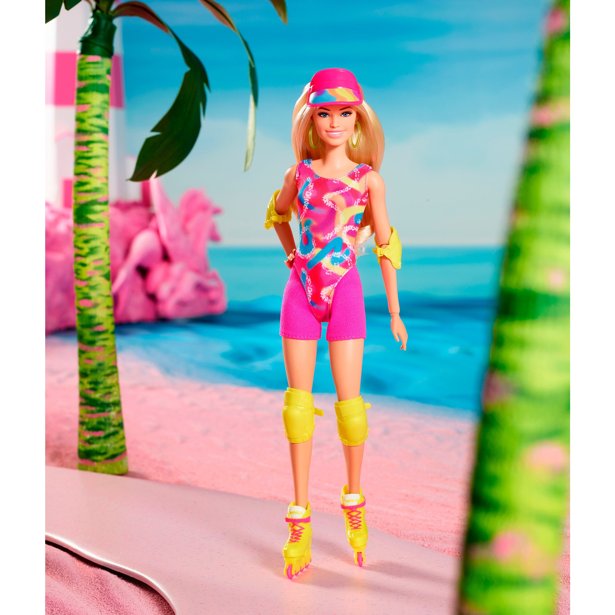 Mattel Puppe Barbie The Movie - Margot Robbie als Barbie: Inlineskating-Sammelpuppe