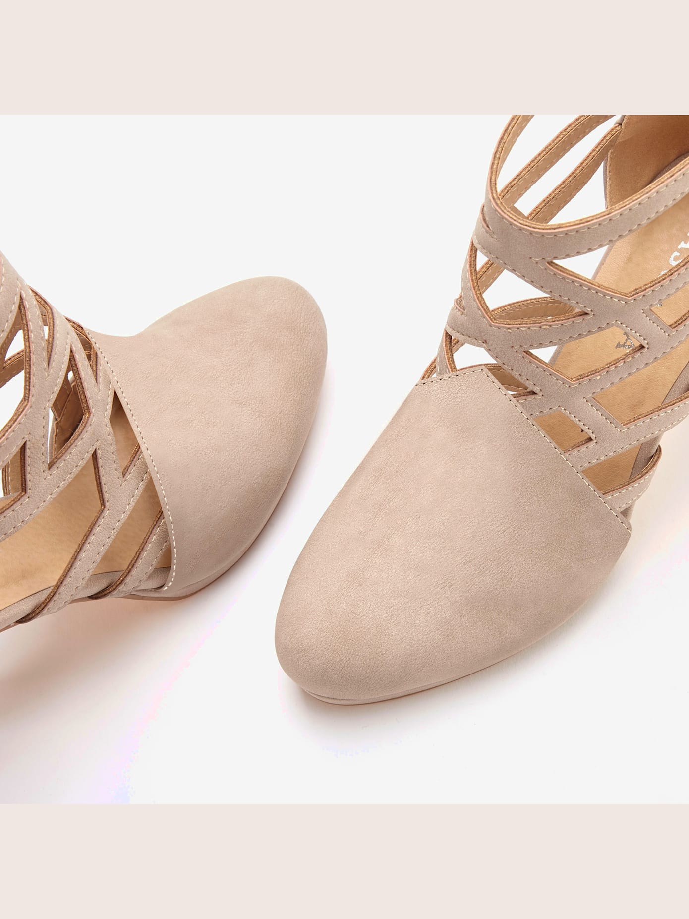 Bottines d'été à découpes tendance