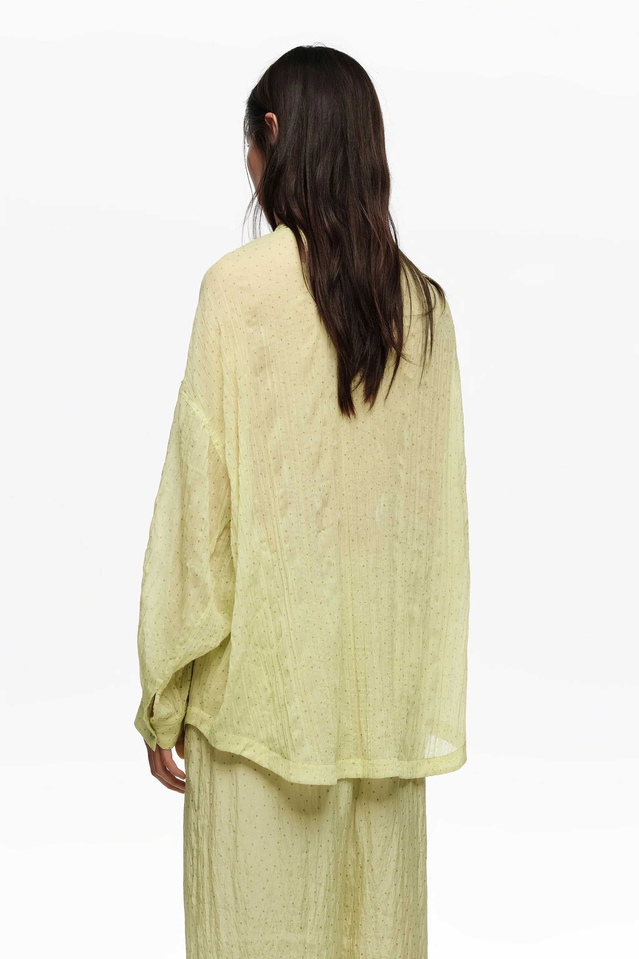 Camisa oversized plissada com mini bolinhas verde-oliva