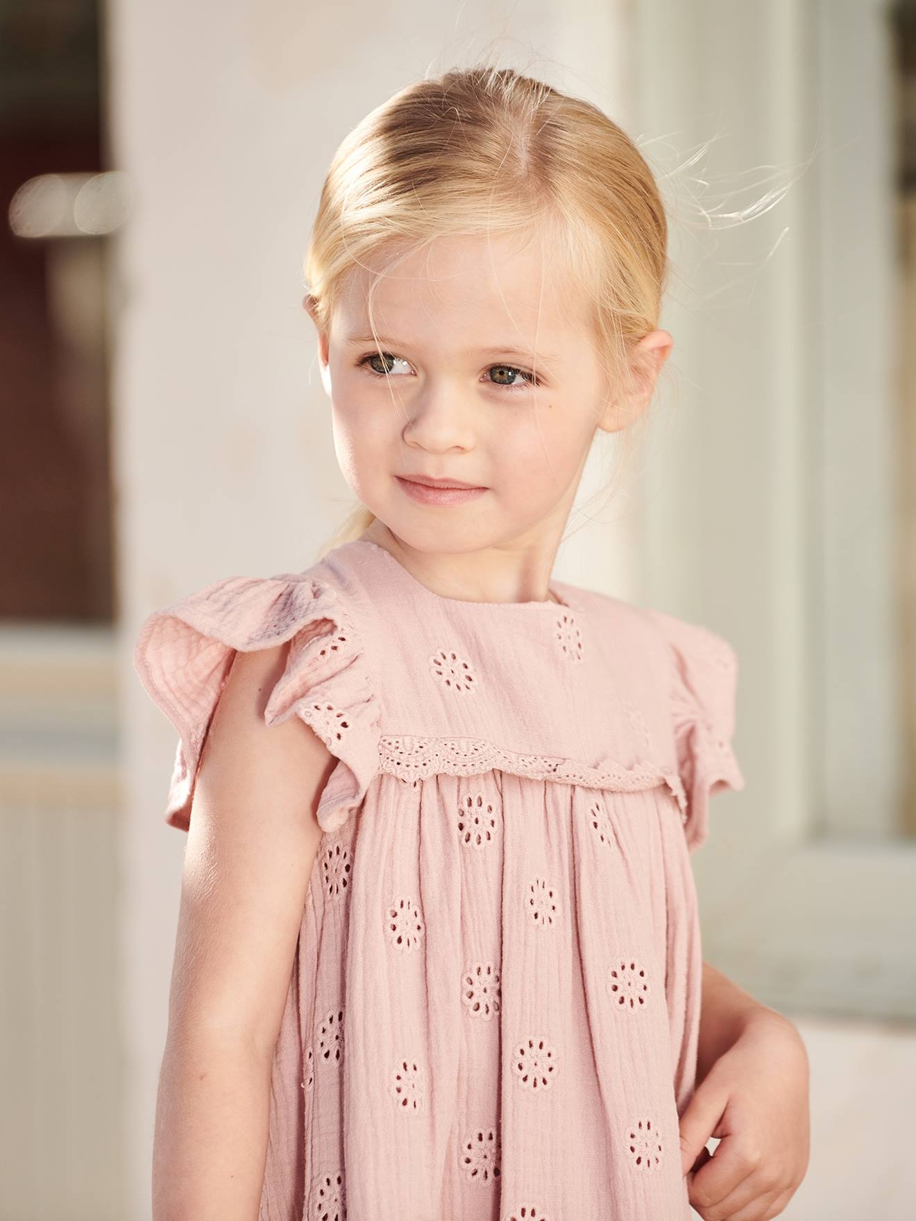 Vestido infantil em chiffon de algodão azul claro com bordado floral.
