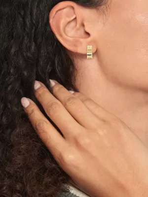 Brincos de elos de relógio banhados a ouro com detalhes em cristal