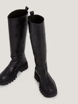 Botas de cano alto com travas robustas