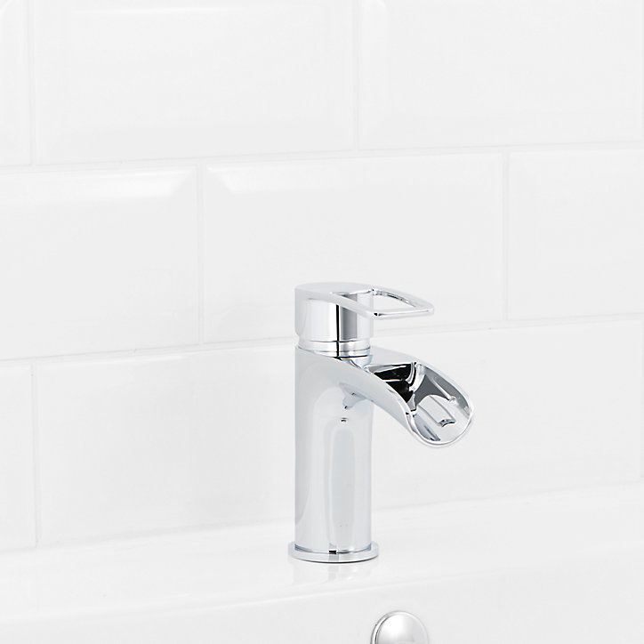 Mitigeur de lavabo chromé effet chute d'eau GoodHome Olmeto