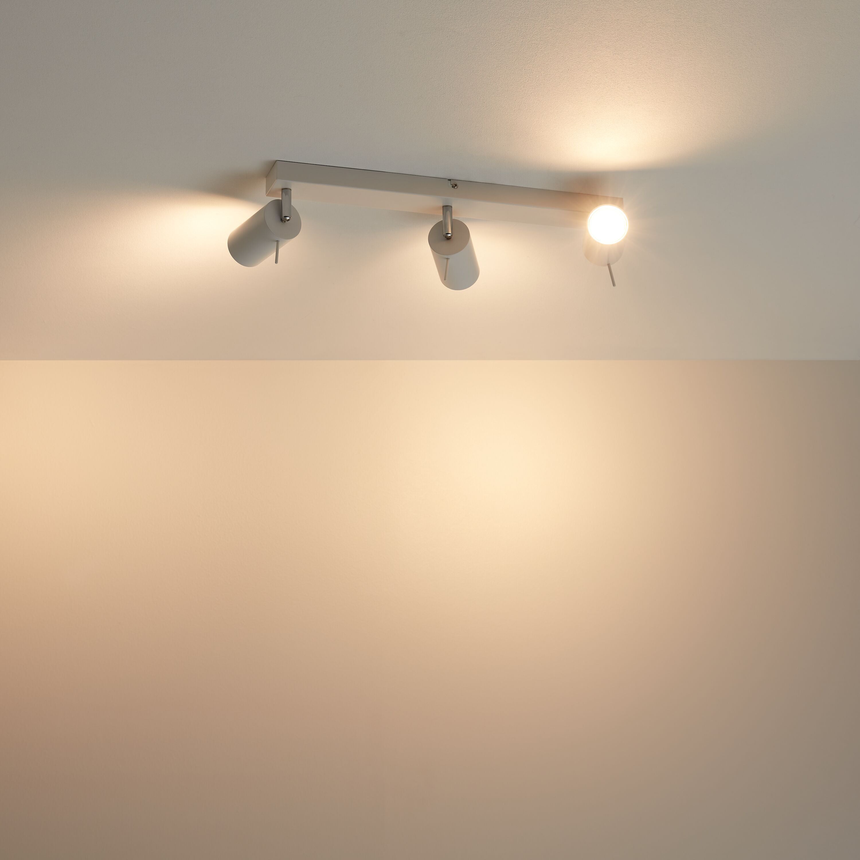 LAZEN Spot - Weiss / B: 61.7 cm x T: 6.0 cm x H: 15.2 cm