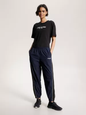 Camiseta esportiva cropped com logo, modelo casual e esportivo