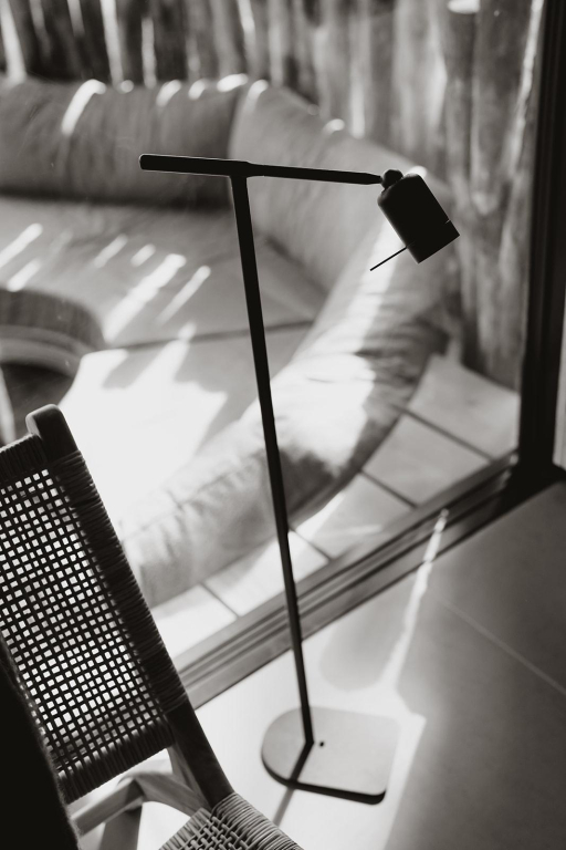 Tonone One Straight vloerlamp LED oplaadbaar Smokey Black