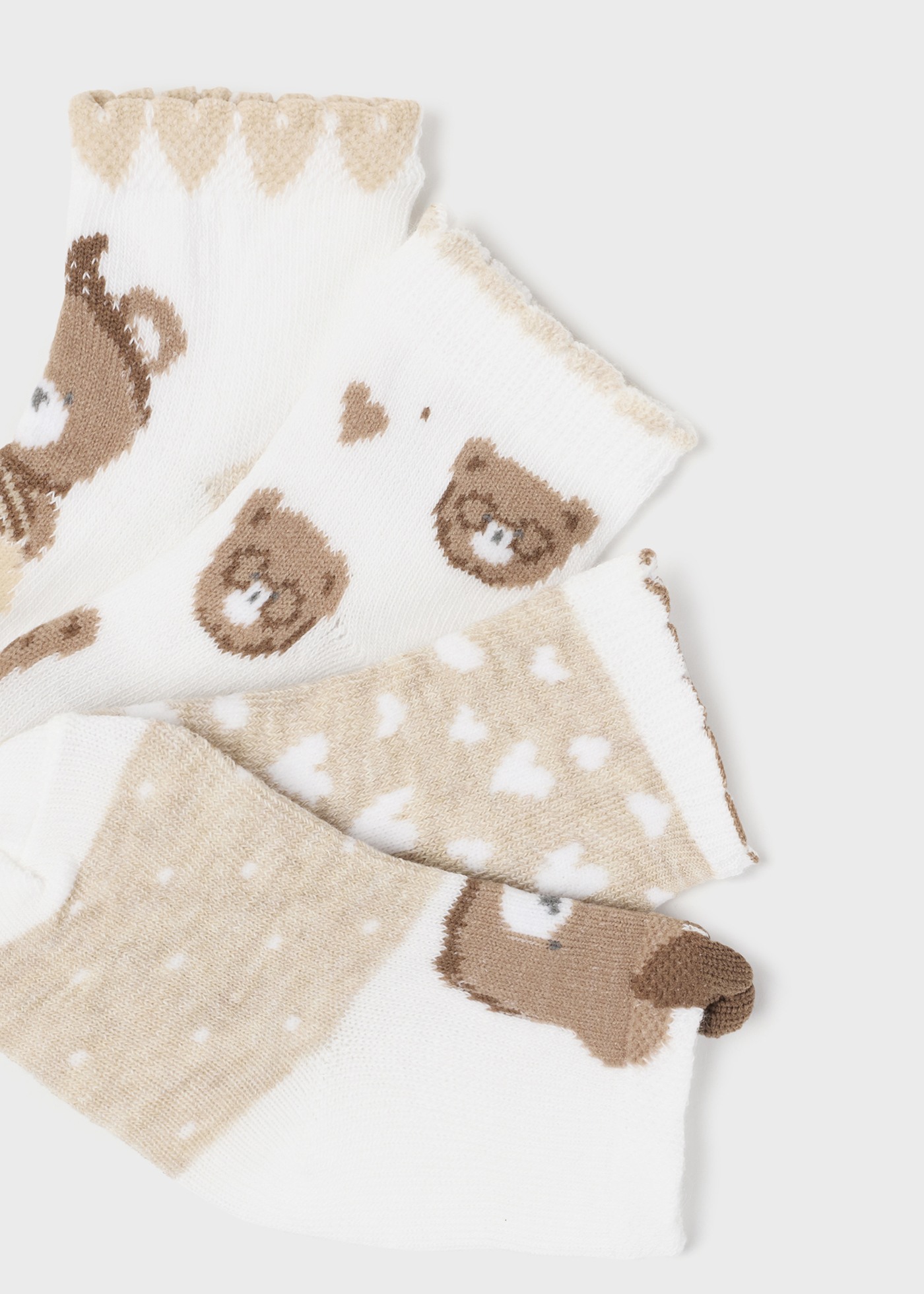 Pacote com 4 pares de meias de algodão orgânico para recém-nascidos.