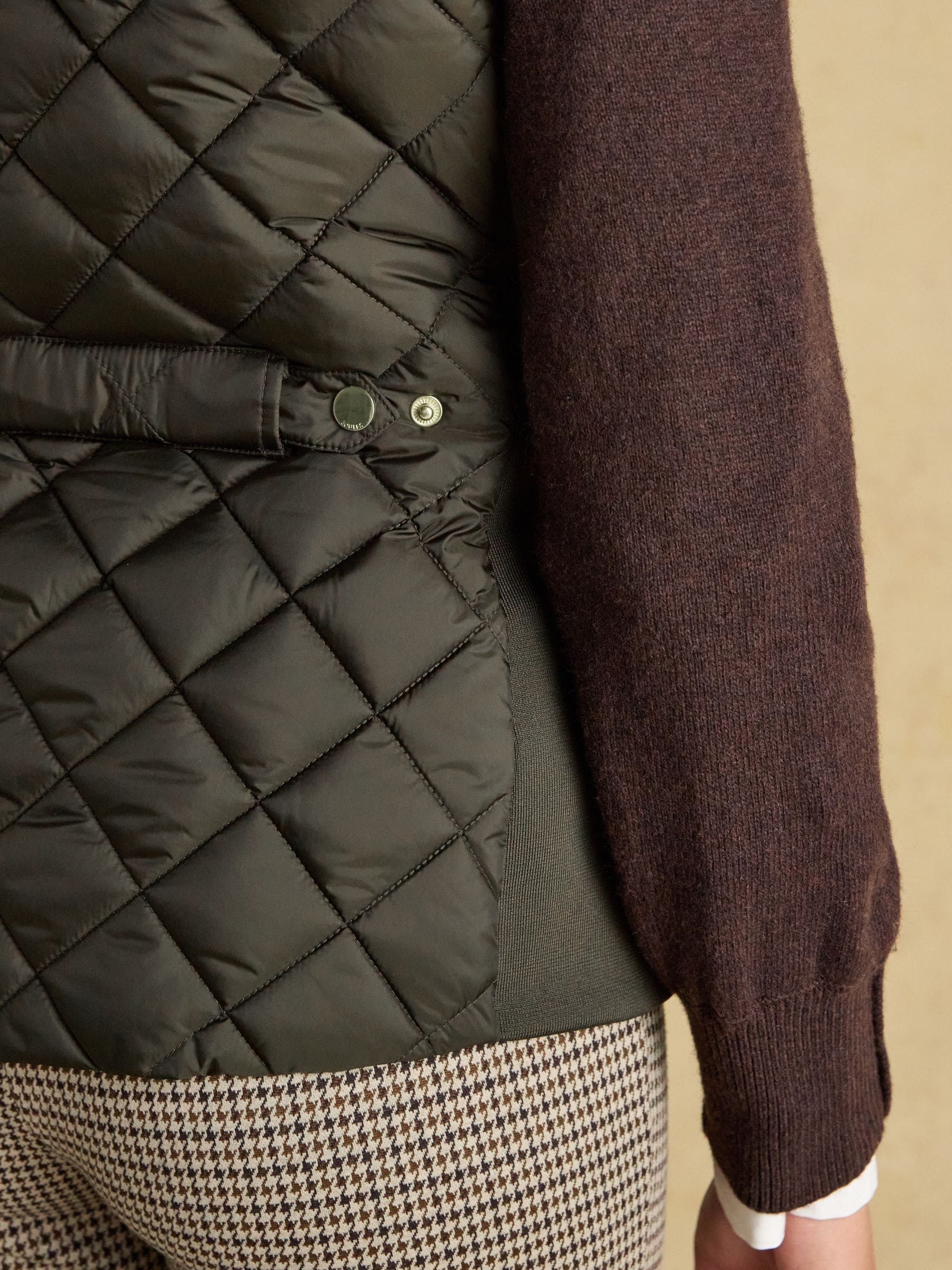 Kakigroen - Joules Braemar luxe regenbestendige geruite doorgestikte bodywarmer