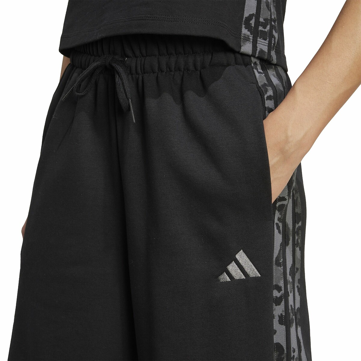 ADIDAS ROUPAS ESPORTIVAS<br>Calças largas com as 3 listras e estampa de leopardo