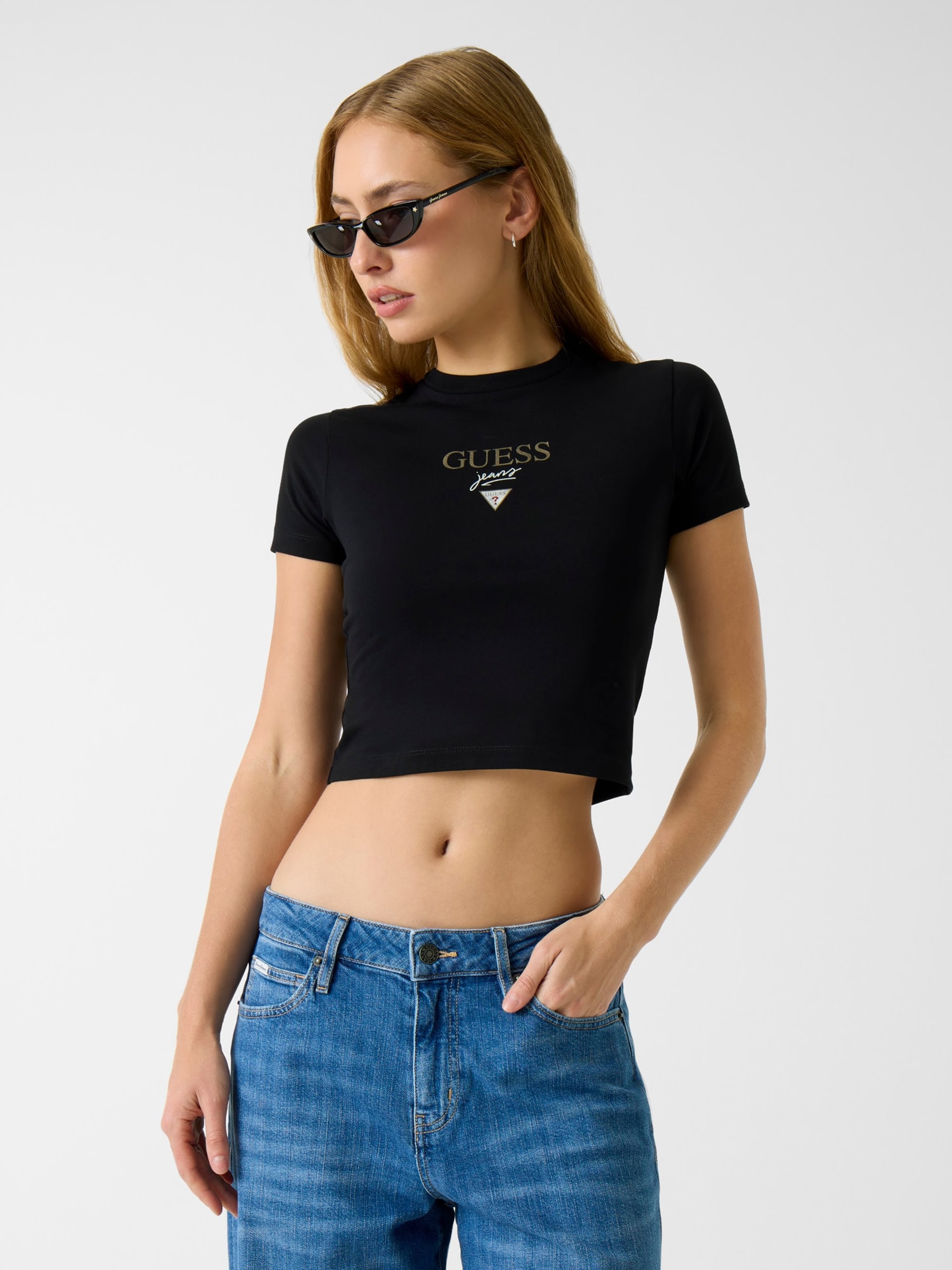Camiseta com logotipo bordado