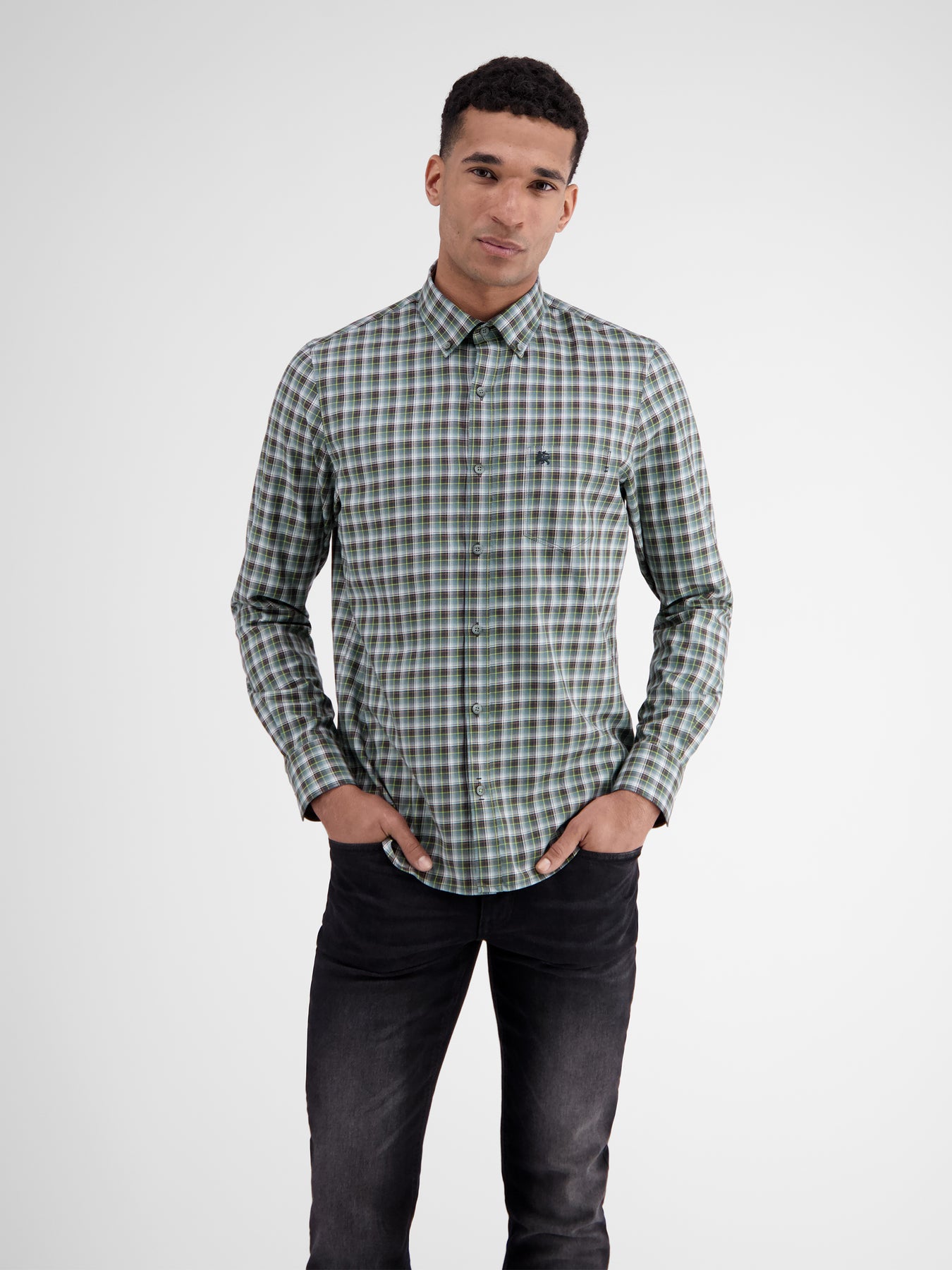 Kariertes Herrenhemd mit Button-down-Kragen