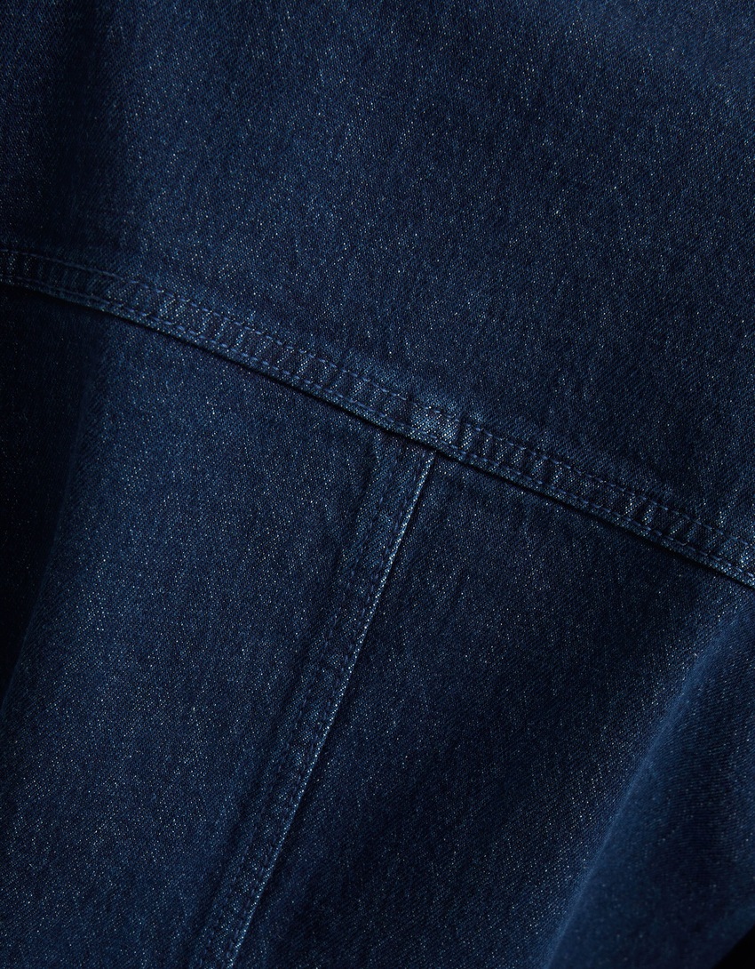 Jaqueta jeans cropped com ombreiras