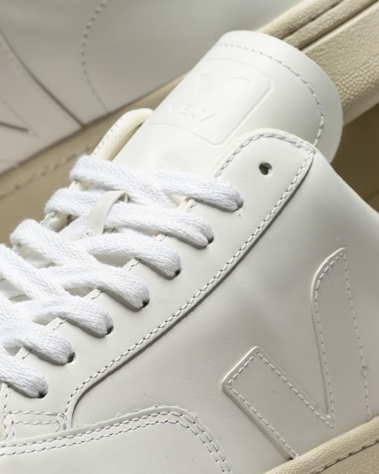 Veja V-12 LEATHER