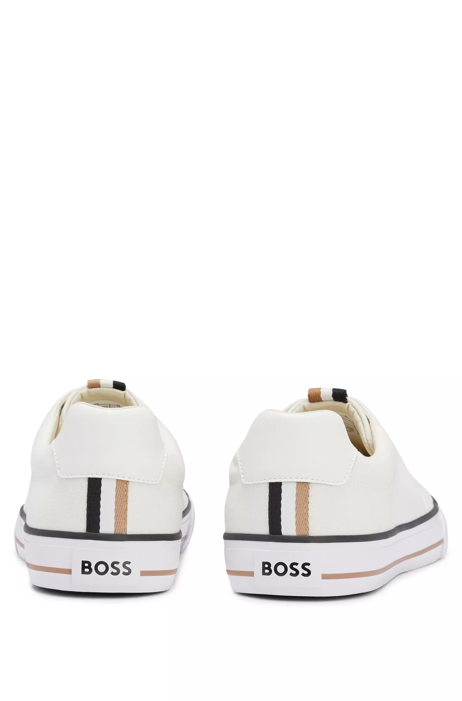 Tênis BOSS em lona de algodão preta com detalhes em listra característica.